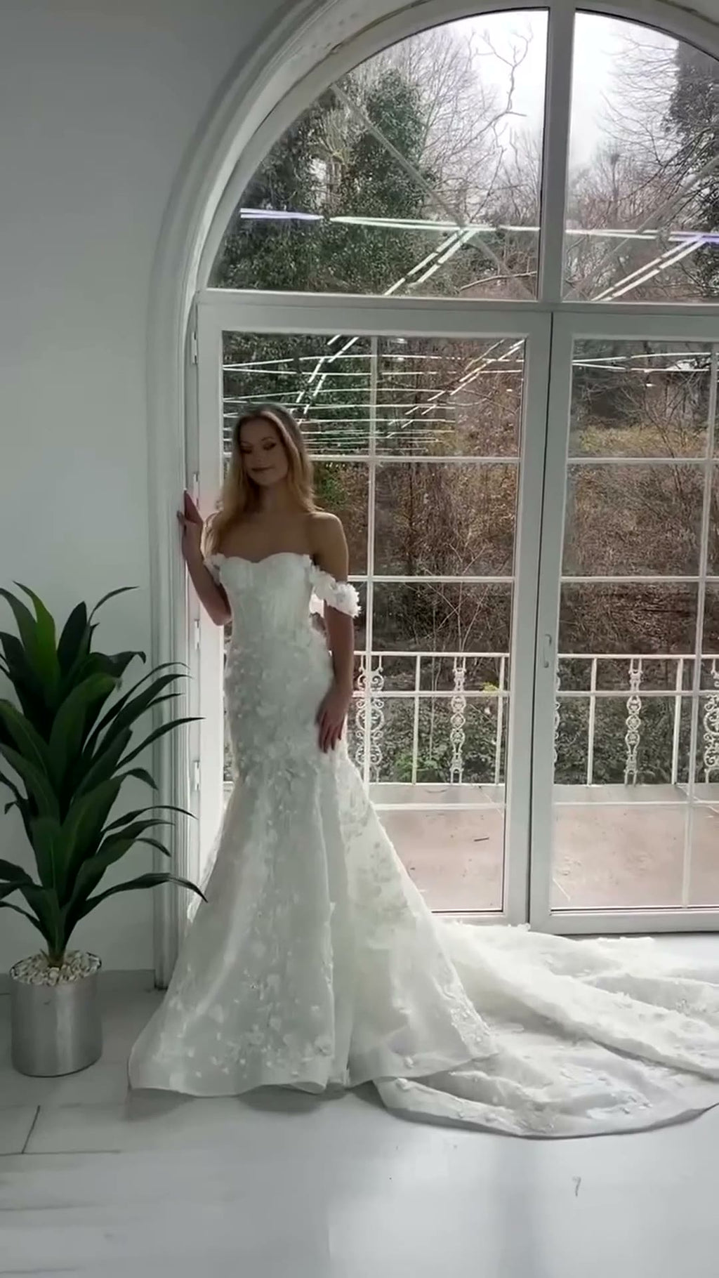 NIL 352 Ivory Mermaid Lace Applique Crepe Wedding Dress - Image 2