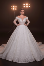NIL-075 – Robe de mariée princesse en dentelle crème clair avec encolure en cœur et traîne cathédrale